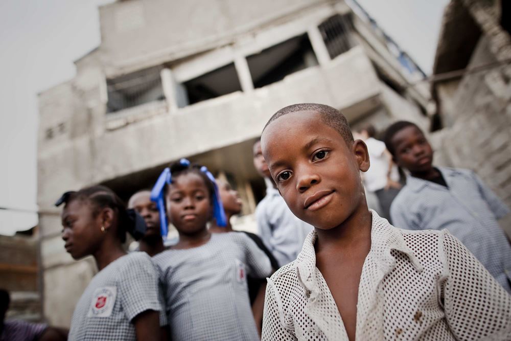 Kinder in Haiti vor ihrer durch ein Erdbeben zerstörten Schule, Foto: Jakob Studnar